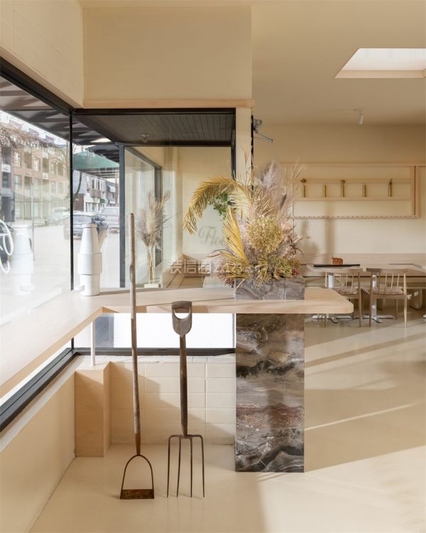 面包店货架橱窗装修效果图