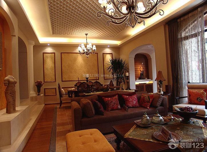 餐厅装修风格 抽象图案壁纸 石膏板吊顶 吊顶设计 棕黄色木地板 波打线 欧式仿古砖 射灯 灯带 欧式吊灯 方餐桌 欧式餐桌 餐桌椅子 靠背椅 扶手椅 墙面壁纸 墙面设计 实木餐桌 四室两厅 