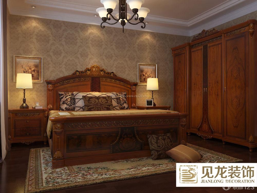 欧式室内装潢 四室两厅 主卧室设计 卧室装修风格 背景墙壁纸 床头背景墙 欧式花纹壁纸 暗花壁纸 法式宫廷床 欧式古典床 顶角线 石膏板吊顶 深棕色木地板 地垫 射灯 欧式吊灯 台灯 室内衣柜设计 成品衣柜 衣柜门 床头柜 实木家具 墙面壁纸 装饰画 沙发垫 装饰品 