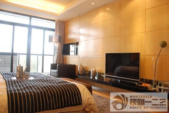 卧室设计 电视背景墙 纯色窗帘 双人床 石膏板吊顶 地垫 浅黄色木地板 床尾凳 射灯 灯带 落地灯 电视柜 单人沙发 落地窗 黄色墙面 木饰面板 金属踢脚线 