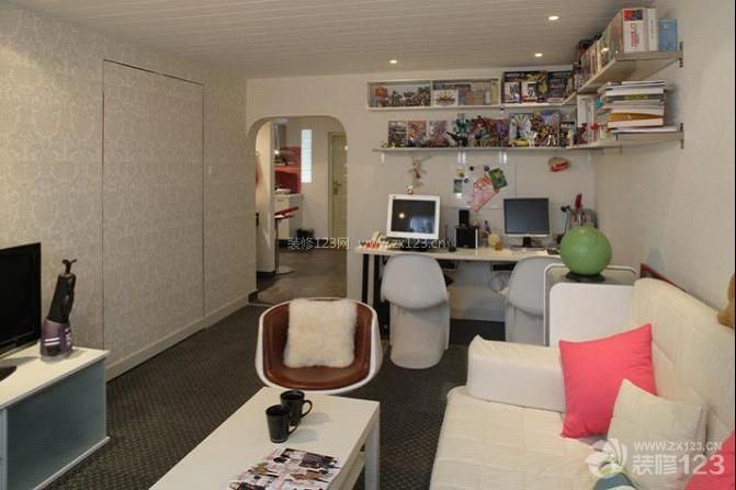 客厅装修 客厅装饰 客厅装修设计 花纹壁纸 暗花壁纸 背景墙壁纸 扣板吊顶 客厅吊顶 射灯 地毯 电视柜 白色茶几 边几 异形椅子 布艺沙发 多人沙发 墙面设计 墙面壁纸 墙面空间利用 墙面置物架 简约书桌 隐形门 白色门 白色踢脚线 