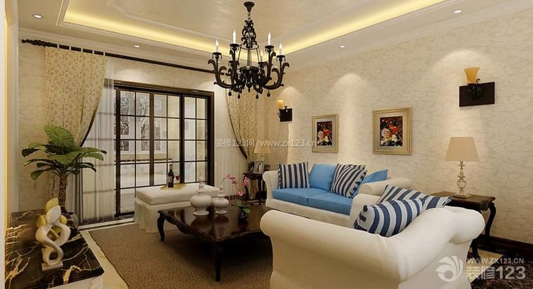 三室两厅两卫 客厅装饰 小客厅 窗帘布艺 印花窗帘 简欧式 暗花壁纸 沙发背景墙 背景墙壁纸 沙发凳 简约吊灯 射灯 灯带 台灯 石膏板吊顶 家装吊顶 波打线 地垫 褐色踢脚线 墙面壁纸 装饰画 装饰品 壁灯 推拉门 玻璃门 组合沙发 沙发垫 客厅沙发摆放 布艺沙发 欧式沙发 